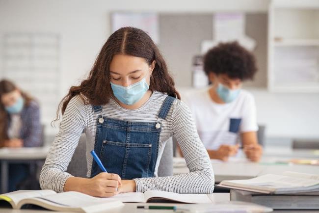 ילדים בכיתת לימוד בתיכון עוטים מסכות כדי למנוע הדבקה בנגיף הקורונה 